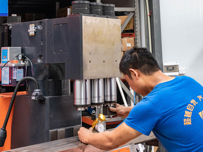 ¿Es complicada la operación de la máquina para fabricar grifos CNC?